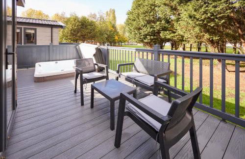 Pine Lodge with Hot Tub - Foto 6