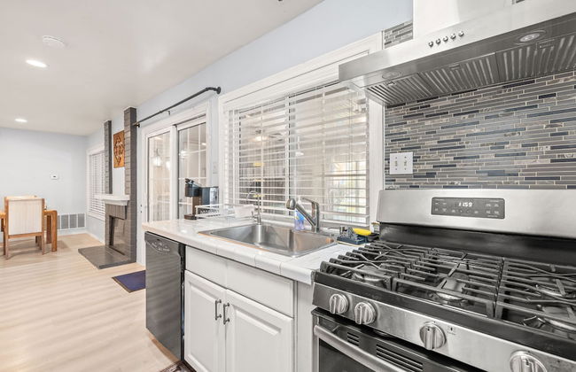 Spacious Family Retreat w Garden Modern Comfort - Photo 35