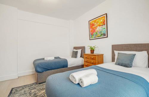 Spacious House in North London, very close to train station and bus stops, near Tottenham Stadium & lots of parking - Photo 15