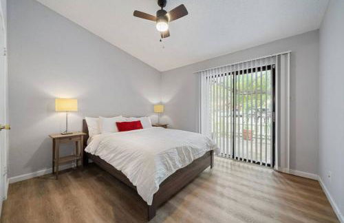 Central Condo 1BR 1BA, Private Patio and Fenced Yard w Parking by Austin Vacay - Foto 17