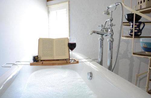 The White House with Studio - Photo 13