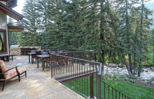 Outdoor Private Hot Tub, In Home Movie Theater, Luxurious Creekside Home - Photo 48