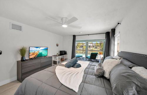 Waterfront Escape with Wild Owl Charm, Heated Pool & Pet-Friendly - Foto 17