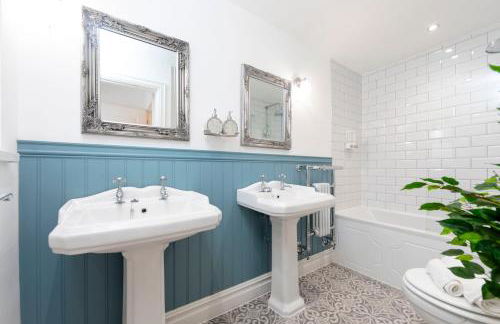 Sleeps 6. Free Wifi. Free Parking central location. - Photo 21