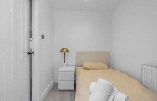 West Lothian 5 Beds + car space - Photo 27