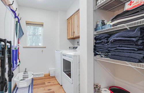 Game Room and Dock Lakefront Park Falls Getaway - Foto 27