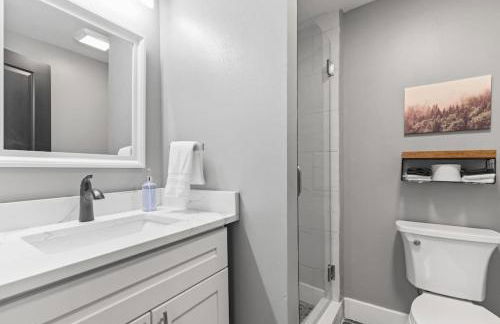 Upscale 2 Story Apartment with 8 beds and Free Parking, walkable to S Highland ave - Foto 16