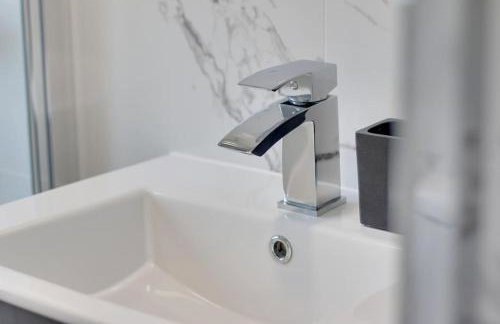 Superb 3 bed house, homely comforts close to supermarkets, with private parking on gated premise - Photo 29