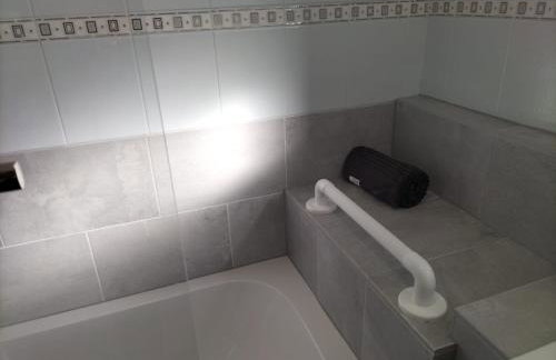 Leeson House in Harborne, Birmingham near Botanical Gardens, Queen Elizabeth Hospital, Birmingham University, Utilita Arena, Edgbaston Cricket Ground, Cadbury World and the Midland Art Centre, with free parking - Photo 22