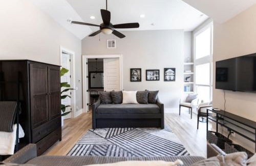 Minutes to Downtown Huge Outdoor Deck HOT TUB - Foto 2