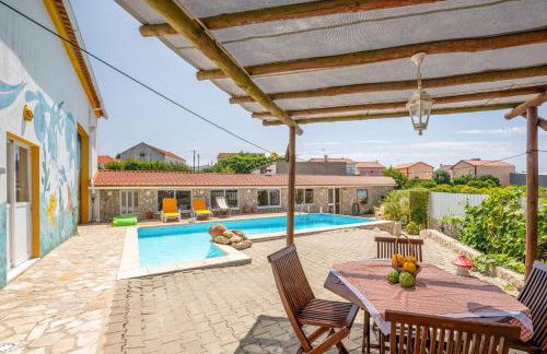 Eclectic oasis with poolside charm in Arranhó - Foto 33