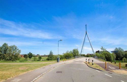 Stylish 6 Bedroom 3 Bathroom Detached House with Free Parking, Super-Fast Wifi, Pool Table, Smart TVs with Netflix by Yoko Property - Foto 37