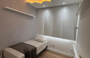 Alto padrão com ar, garagem, sacada integrada - Foto 2