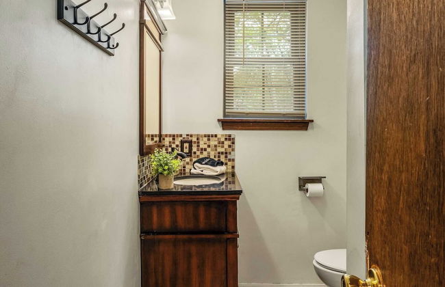 Sky View Chalet by Avantstay Stunning Interior, Spacious Deck, Hot Tub, & View - Photo 44