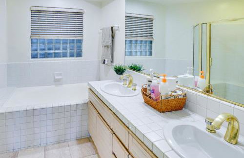 Serene Irvine Retreat with Heated Pool Access! - Foto 14