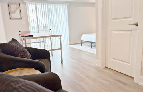 Modern 4BR Townhouse with Parking & Lake Views - WVille rep 4 - Foto 50