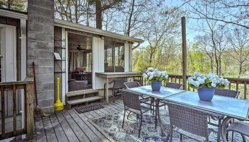 Cozy Cabin with Sunroom and Cacapon River Access! - Foto 2