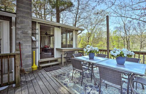 Cozy Cabin with Sunroom and Cacapon River Access! - Foto 2