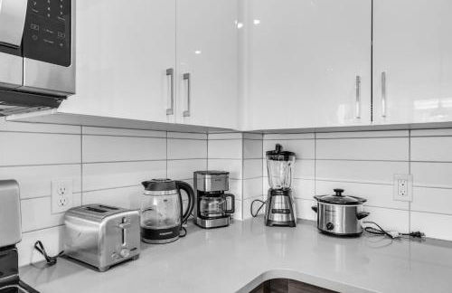 Chic 2BR Getaway Walk to Breweries and Art Walk - Photo 22