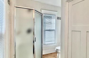 A Calm, Stylish Retreat - Steps to Lake, Downtown, and Surf District - Foto 29