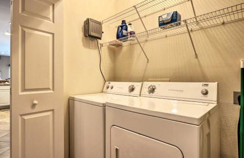 Lakefront Balcony and Pool Access Camdenton Condo - Foto 18