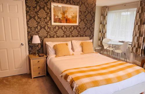 Robins Perch, Bramhall - Photo 3