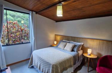 Chalé da Cachoeira - Cachoeira particular dentro da hospedagem - Foto 36