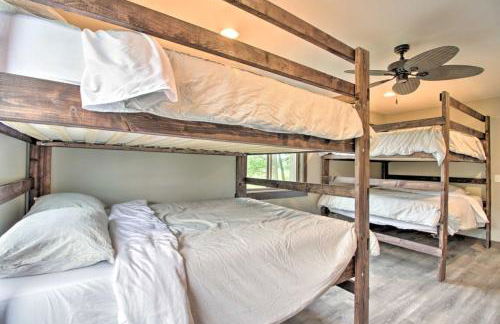 Lakefront Retreat with Dock and Game Room and Deck - Foto 24