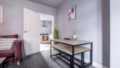 Stunning Home Ideal for comfort by Our Home Short Stays Free parking fast Wi-Fi and plenty of shops and eating options close by - Foto 2