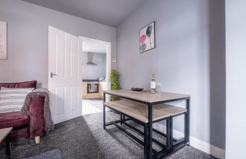 Stunning Home Ideal for comfort by Our Home Short Stays Free parking fast Wi-Fi and plenty of shops and eating options close by - Foto 2