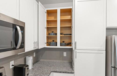 Trendy 1BR Apt with King Bed Pool Gym and Close to Beach - Foto 25