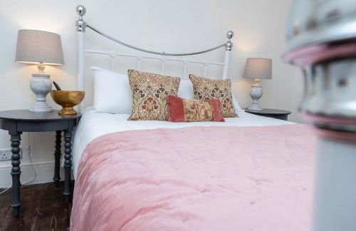 Heron Stays Bath- Historic Pub Retreat, Original Beams, Parking, Sleeps 9, 3 Miles to Bath Central - Photo 10