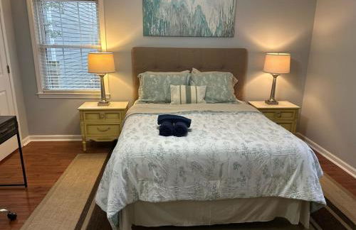 Under the Oaks, A Downtown Hidden Gem - Foto 10