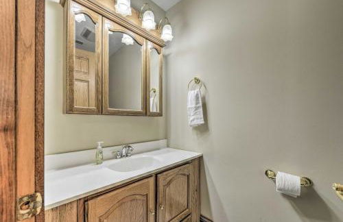 Remodeled Pittsboro Farmhouse Sitting on 220 Acres - Foto 23