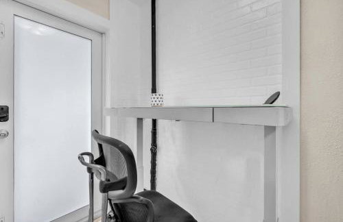 Tropical Park Oasis Peaceful Miami Family Home - Photo 26