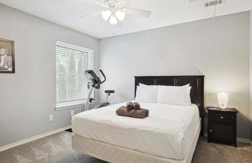 DFW Getaway - 4 Bedrooms Pool Oasis Media Room - Photo 24