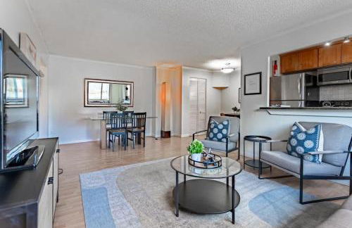 Vibrant Downtown, King Bed, Work Desk & Kitchen - Foto 13