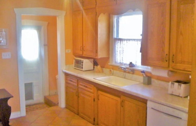 Downtown House with a Big Back Yard - Photo 5