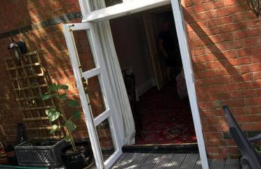 Garden Double Room with own door access and bathroom - Photo 5