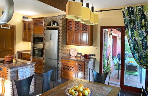 VILLA NABRISA MARBELLA, 5 BEDROOM, PRIVATE POOL, GARDEN, BBQ - Foto 46