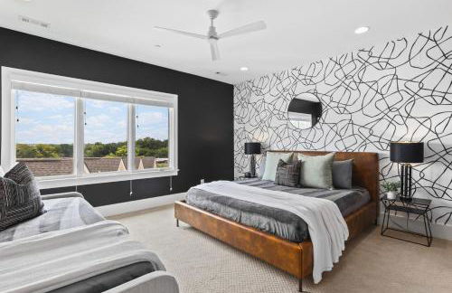 Walk to 12 South and Belmont with Garage FirePit and Patio - Foto 4