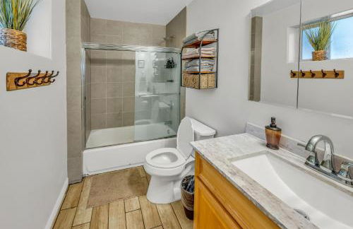 NEW! HUGE 5BR Mountain Views Game Room Hot Tub Lawn Games BBQ - Photo 38