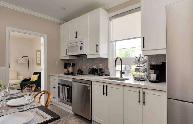 Casa Leslieville - 2BR Suite w LRG Patio - Photo 8