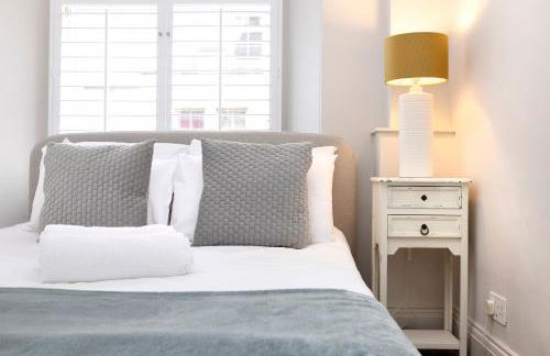 JOIVY Iconic Cockburn Street 4 Bedroom Apartment: Heart of Old Town - Foto 62