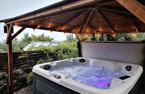 Spacious 4 Bed Holiday Home with Hot Tub & Parking near Matlock Peak District - Foto 17