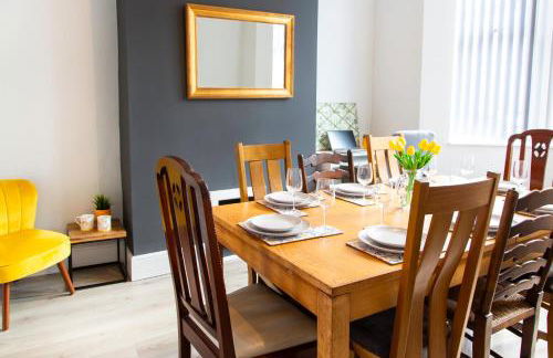 4 Bedrooms Spacious House With 2 Bathrooms Free Parking - sleeps up to 10 guests - Foto 47