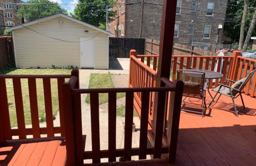 Spacious 5-BR House near Transit w Parking - Foto 28