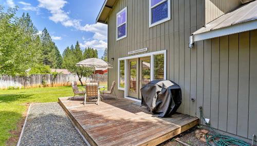 Cabin with Backyard Space - half Mi to Trinity Lake! - Foto 2