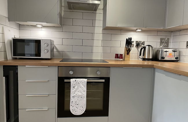 Modern & Comfortable 2BR Apartment - Photo 8