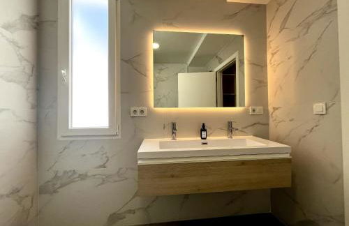 Premium Penthouse Seasonal Rental - Photo 16